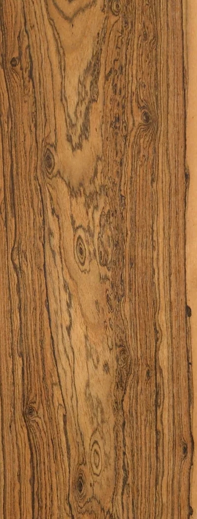 黃金檀的芯材顏色多為棕黃色或深褐色，帶黑色條紋，而且會隨著樹齡的增長顏色會變深。 在紋理方面，通常是非常明顯相互交錯(cuò)，質(zhì)地均勻帶有油蠟效果，板面有良好的光澤度。.webp.jpg