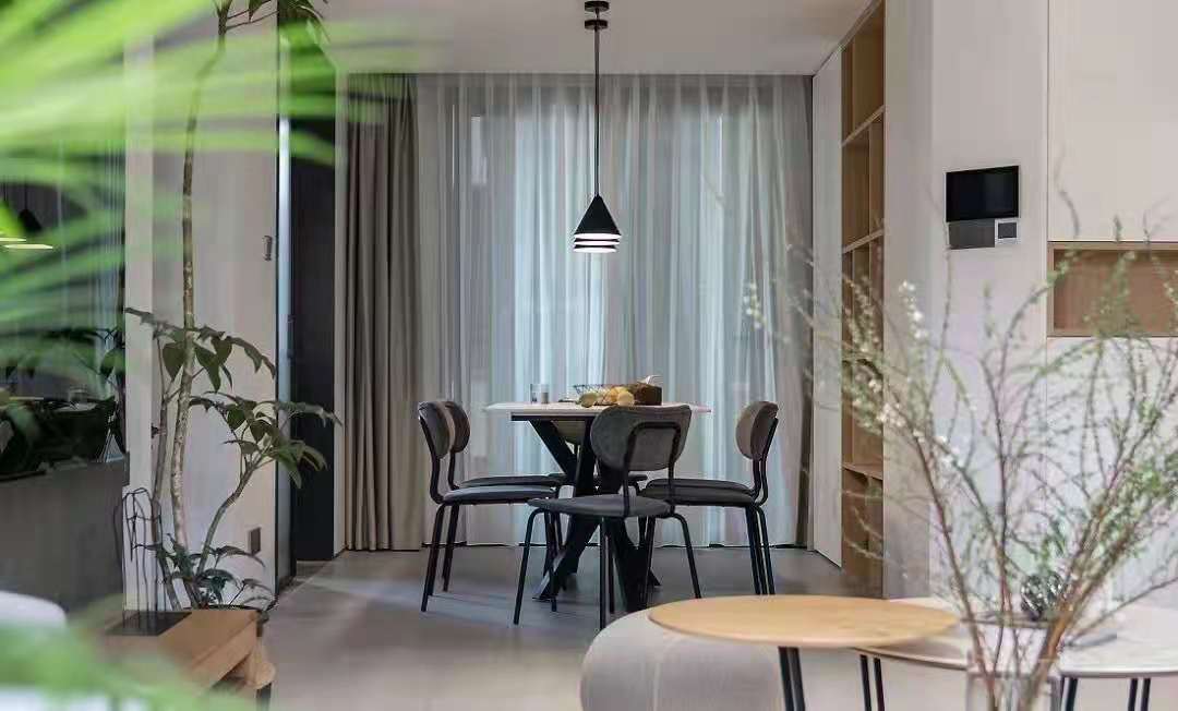 自然舒適的木飾面, 溫柔色調(diào)的軟裝，讓整個空間更具治愈感和親和力，加上生活的煙火氣，安靜而溫馨，平淡而簡單。 (3).jpg