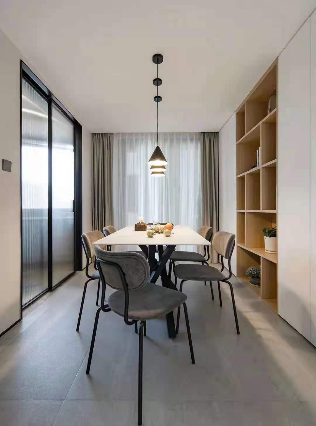 自然舒適的木飾面, 溫柔色調(diào)的軟裝，讓整個空間更具治愈感和親和力，加上生活的煙火氣，安靜而溫馨，平淡而簡單。 (2).jpg