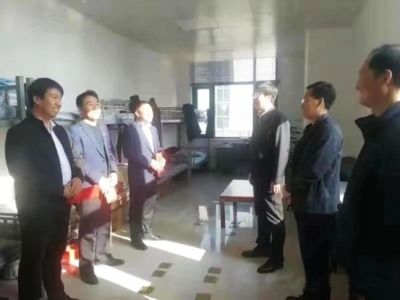 工業(yè)園區(qū)管委會(huì)、泓源公司慰問園區(qū)機(jī)關(guān)保安門衛(wèi)等一線人員(圖2)